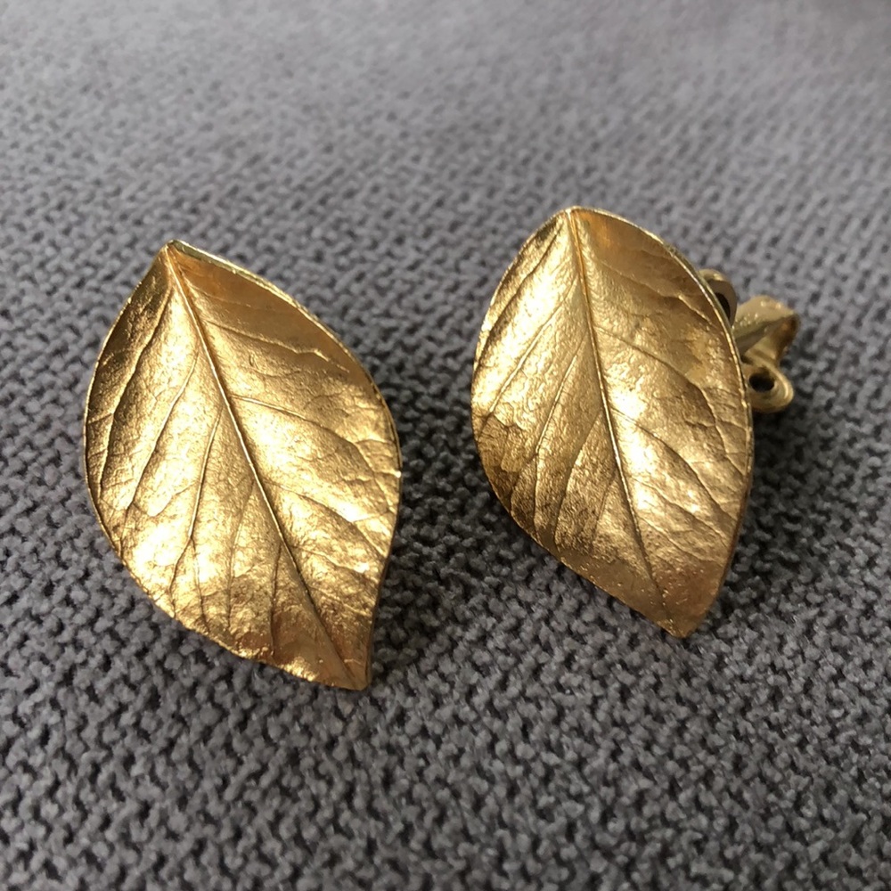 Crown Trifari shiny Gold Greek Greco Roman VTG retro romantic clip leaf earrings